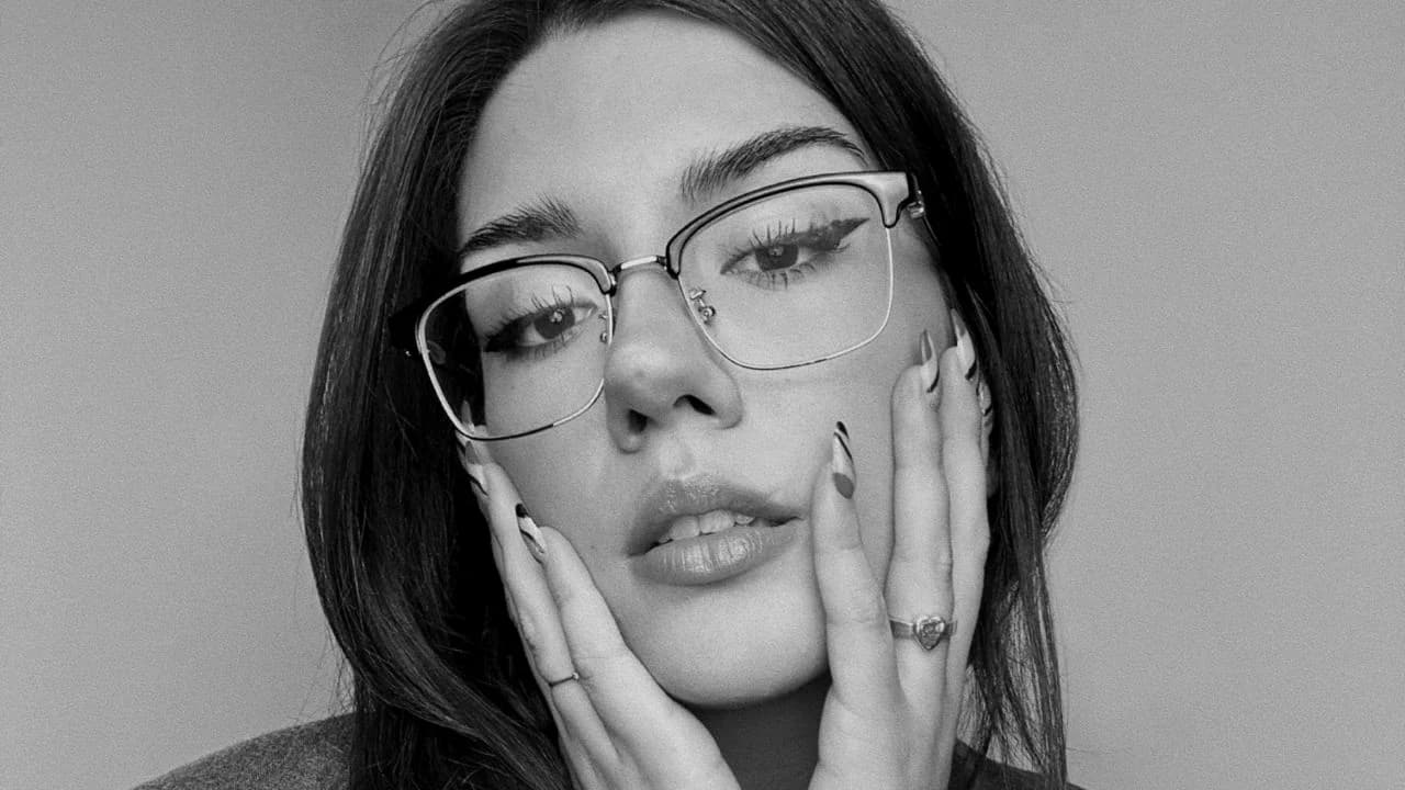 Campaña de Ópticas Goodwill: primer plano en blanco y negro de anteojos ópticos con montura al aire.