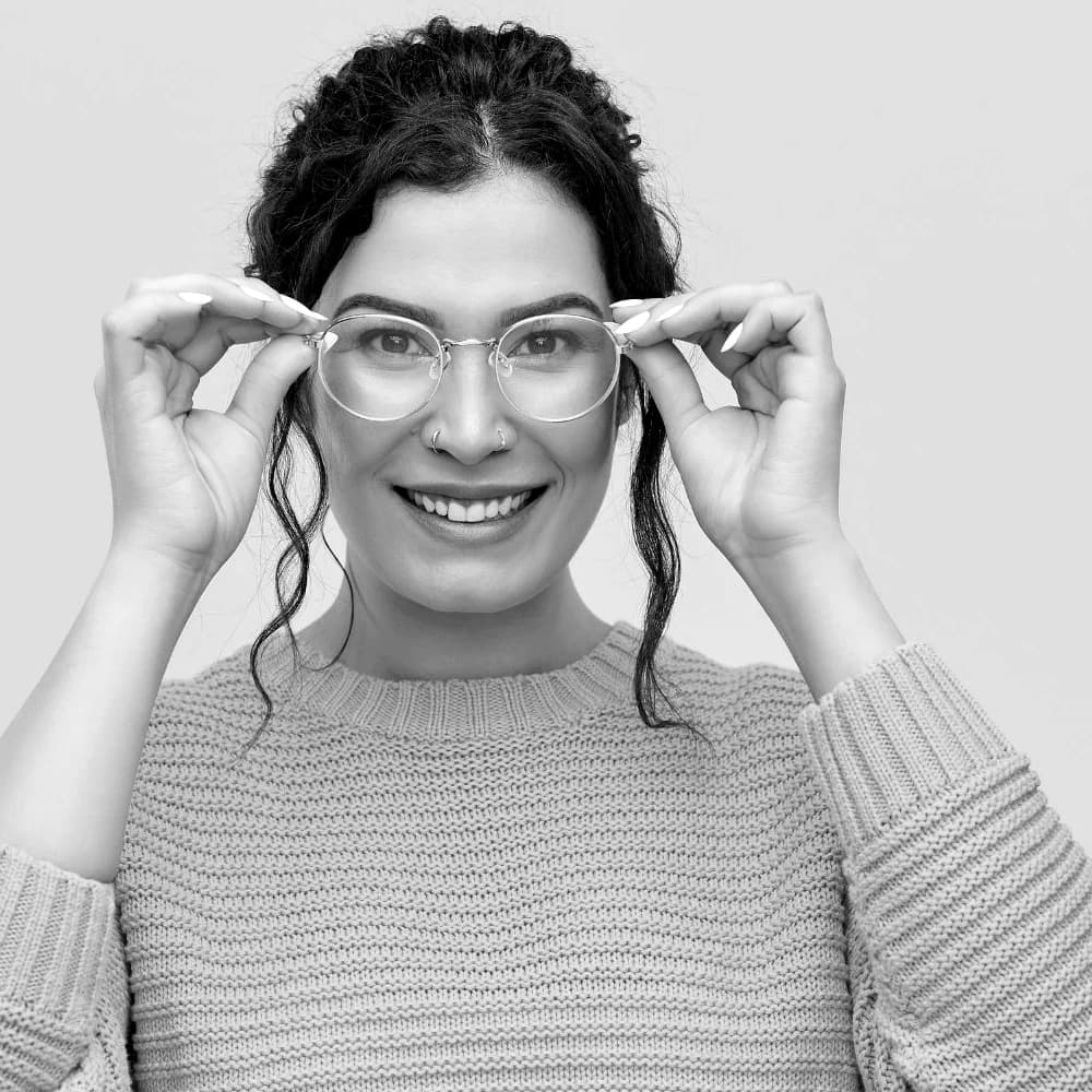 Campaña de anteojos ópticos con montura redonda, en blanco y negro. Ópticas Goodwill. El precio está en la ficha del catálogo.