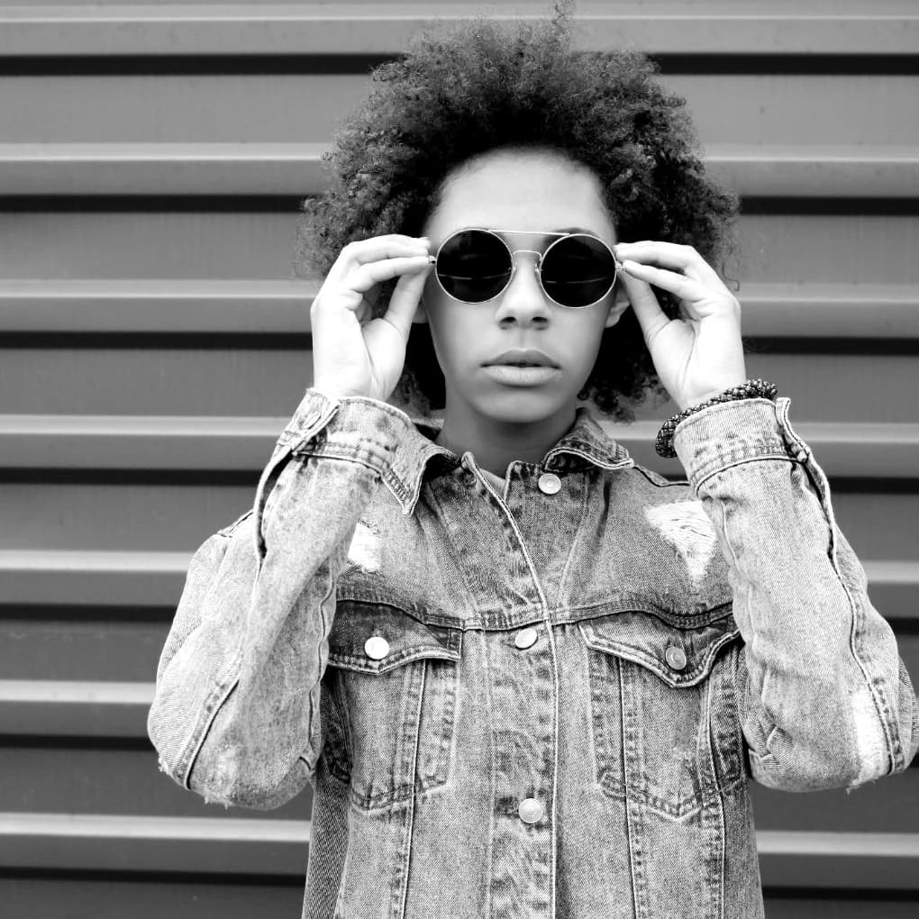Campaña de lentes de sol oscuros y redondos, en blanco y negro. Ópticas Goodwill. El precio está en la ficha del catálogo.