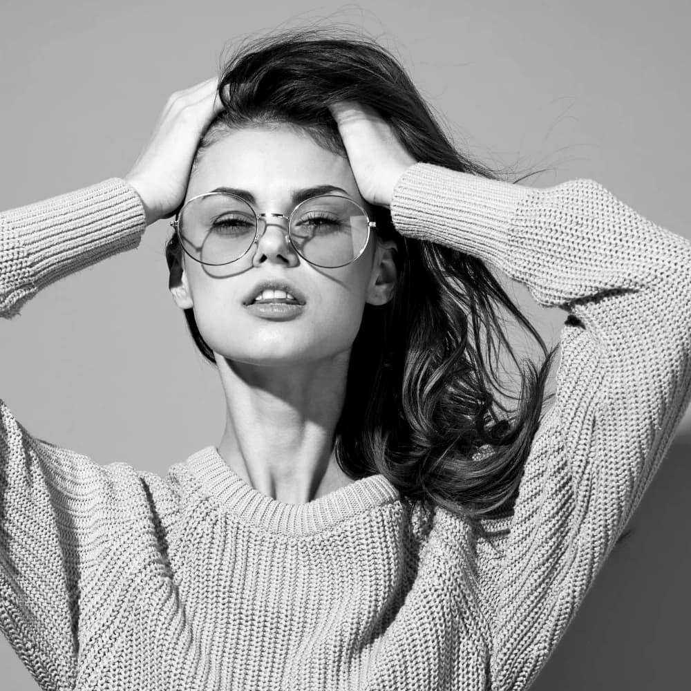 Campaña de lentes de sol redondos de tono claro, en blanco y negro. Ópticas Goodwill. El precio está en la ficha del catálogo.