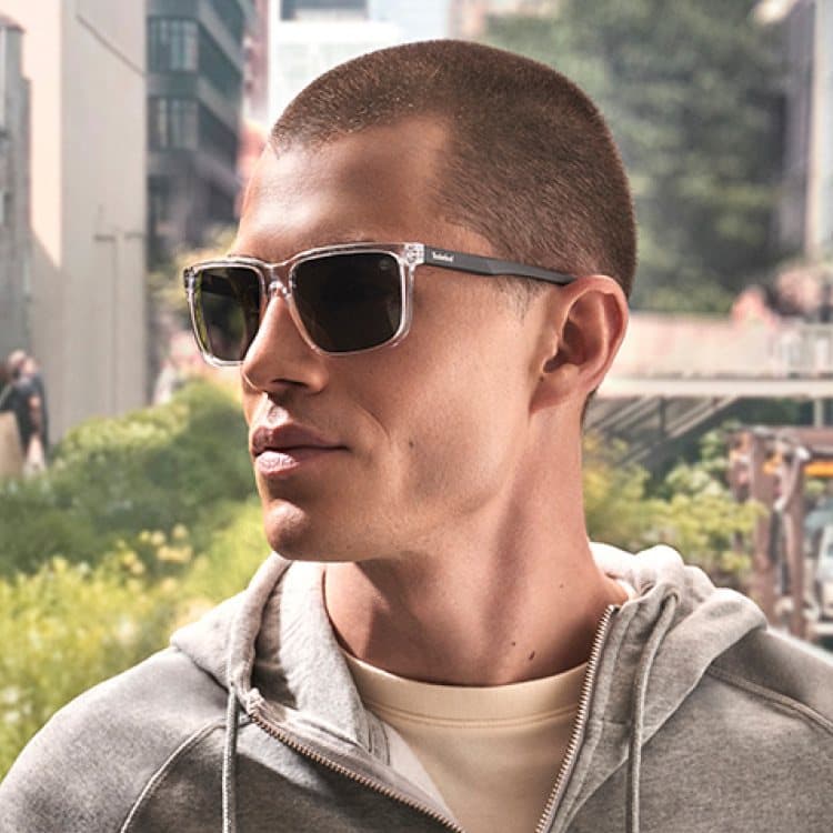 Timberland, con anteojos de la marca.